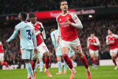 Arsenal không cần phải ngoái lại nhìn ai